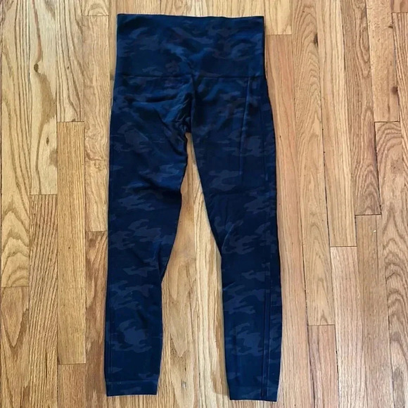 Spanx sz M camo black grey 24” inseam camo great pre owned condition shape wear - Picture 4 of 4